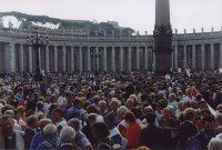 I pellegrini della G.M. in
mezzo alla folla di Piazza
San Pietro il 17-10-1999
(9380 bytes)